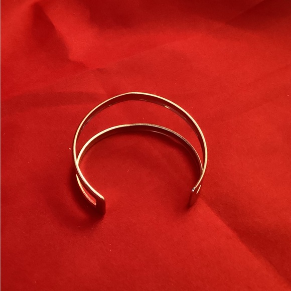 Silver tone minimalist metallic bracelet - Picture 3 of 5
